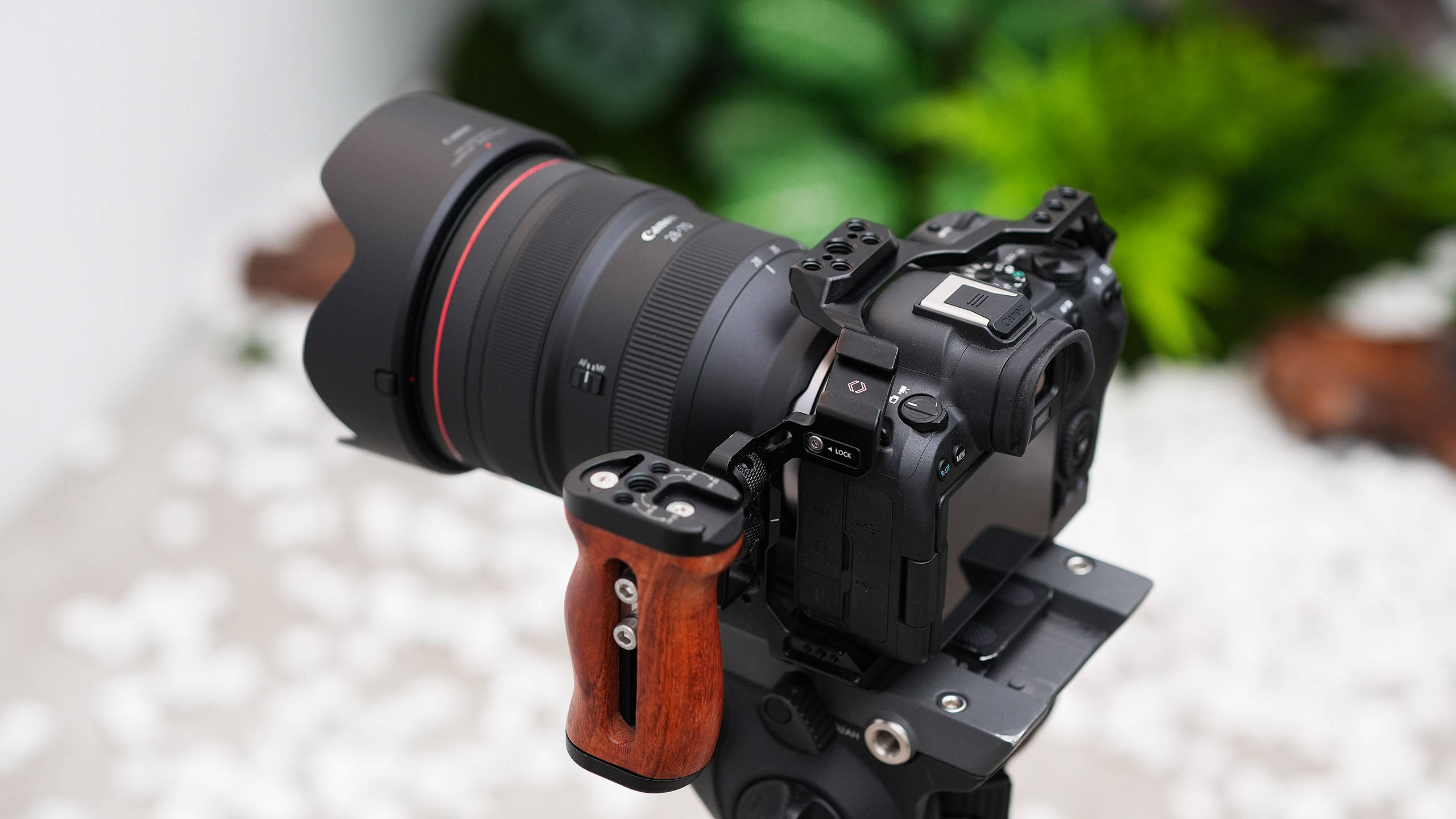 而相对的rf 24-70/f2.8l is usm的规格为Φ88.5×125.