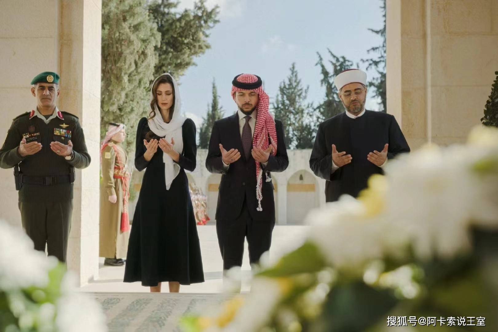 约旦王储妃拉杰瓦出身贵族豪门,身材苗条脸庞清丽,和