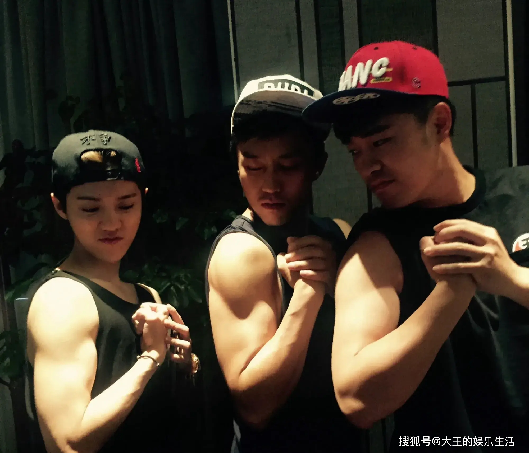 鹿晗晒合照给邓超庆生,两人的关系真好,鹿晗的戒指有点抢眼!