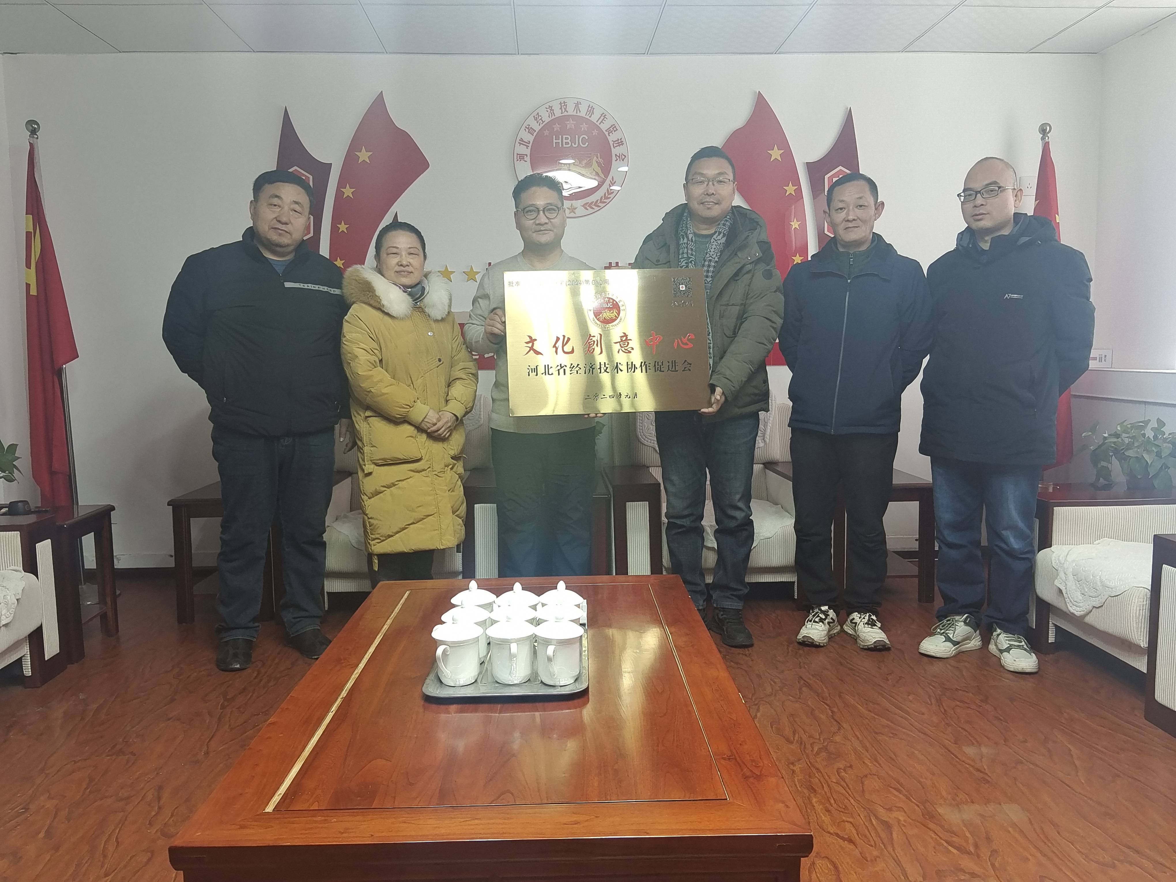 大家应充分借助此次设立的"文化创意中心",以及依托张权老师所在的