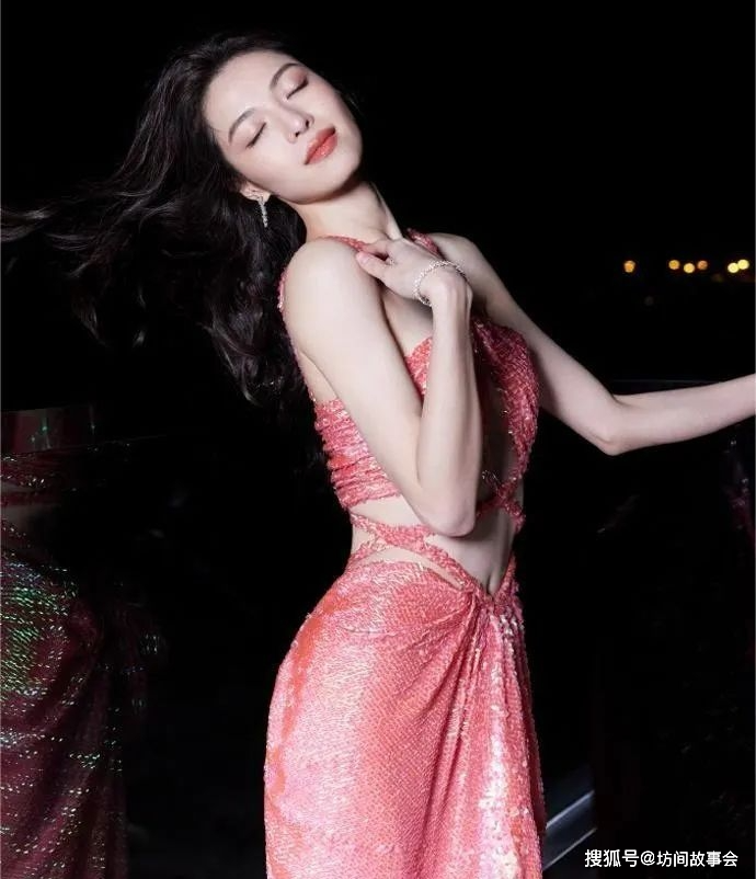 "红裙杀"引爆全场,上有v领下有开叉,钟楚曦演绎惊险性感!