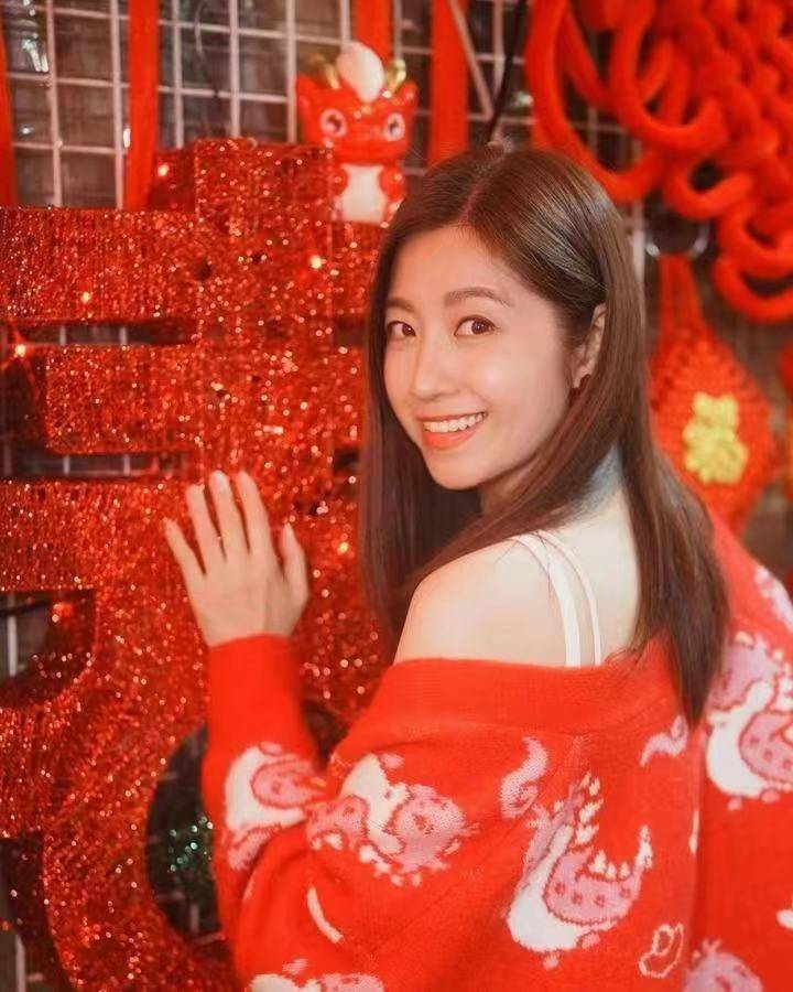 陈自瑶拜年照惊艳全网,42岁颜值逆天,网友:这才是真正