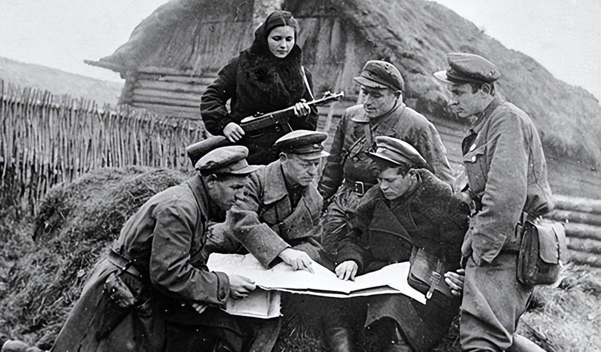 1941年11月底,卓娅收到急报,组织命令她所处的小分队前去烧毁德军所在