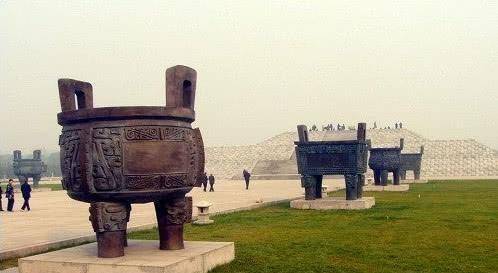 周朝衰弱之后,多个国家曾经索要九鼎,楚怀王就曾经向周天子问过九鼎的