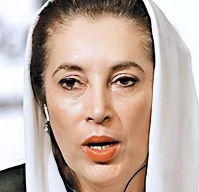 巴铁前总理布托被绞刑,尸体挂了30分钟,临终前嘱咐女儿终生不嫁_阿里