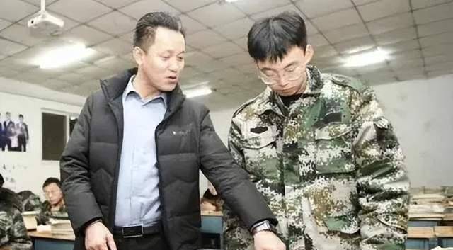 张俊成才十五六岁,父亲看着儿子身子板那么小,让他少挑点矿,可是他不