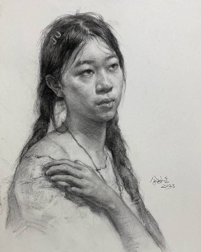 对于半身像来说,人物头部依然是重要部分需要非常认真的去刻画,其次