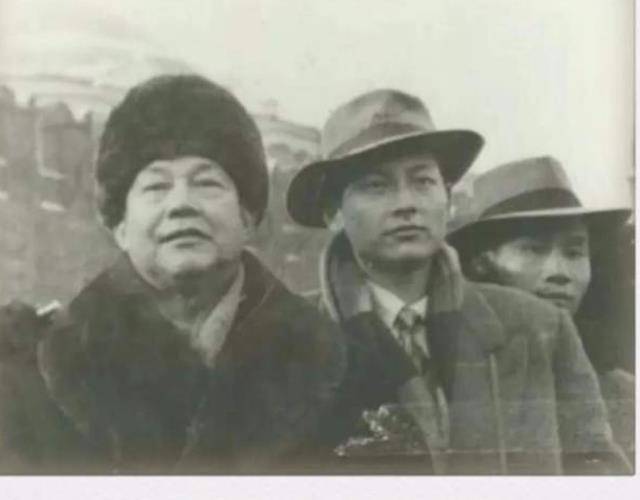 老大周少麟,继承了父亲的衣钵,成为京剧麒派传人,还是国家非物质文化