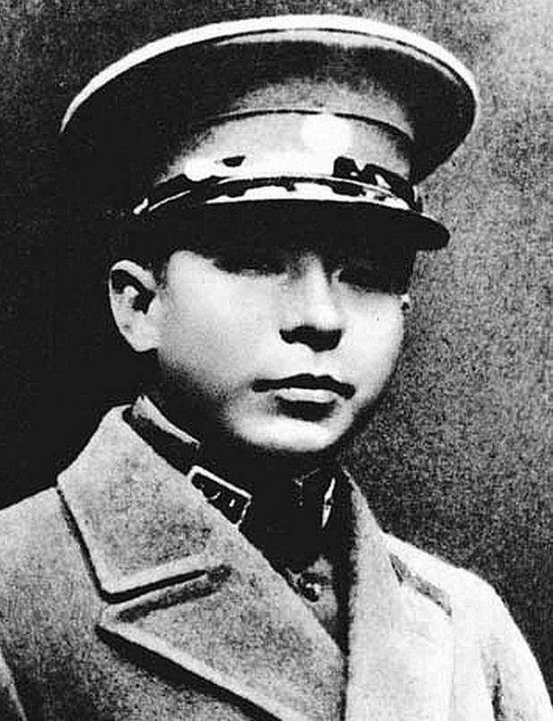 6期炮兵科学习,毕业后在东北军炮连任少校连长,天津保安总队中校教官