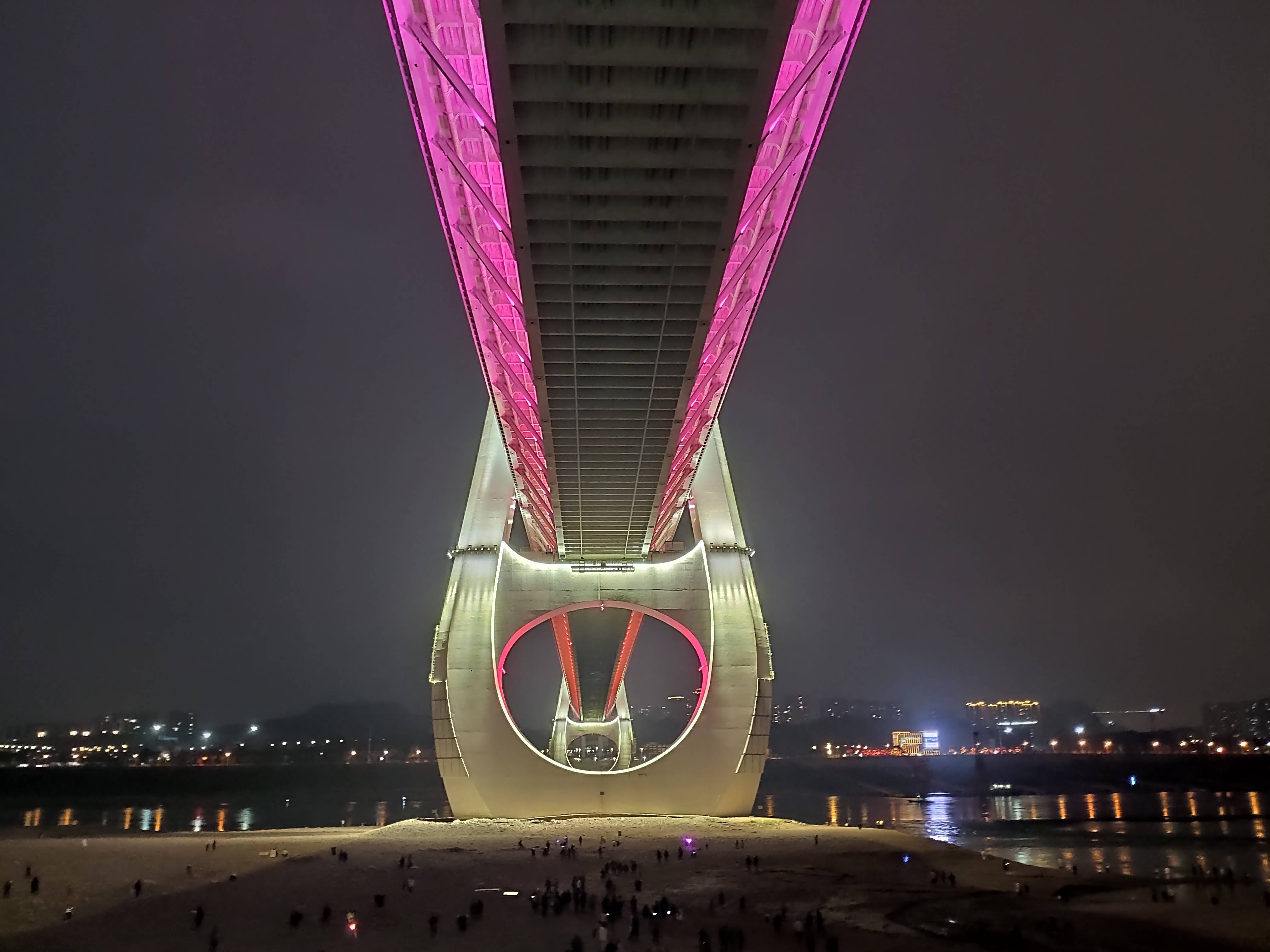 重庆版"星际穿越"白居寺长江大桥亮灯 宛若"彩虹"横跨长江_之门_成为