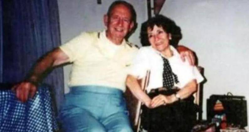 他守在妻子墓前整整20年,天天如此,直到死去才罢休