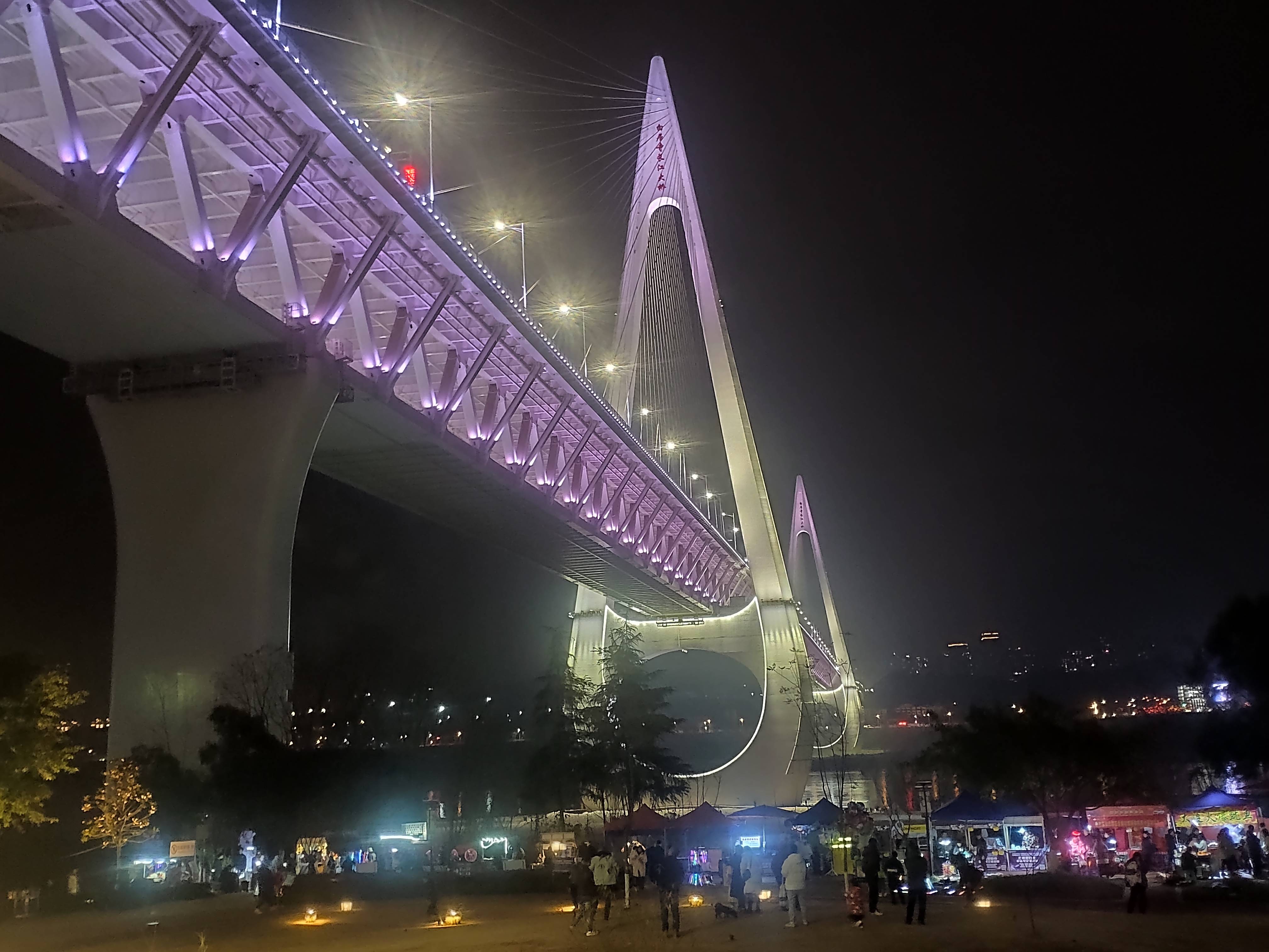 重庆版"星际穿越"白居寺长江大桥亮灯 宛若"彩虹"横跨长江