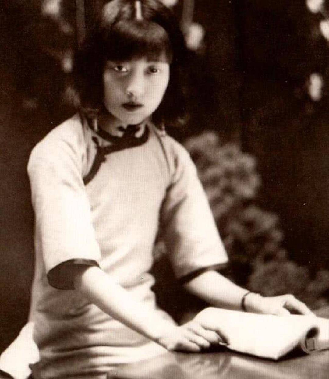 溥仪的皇后婉容曾与侍卫生子,并沾染了鸦片毒瘾,去世