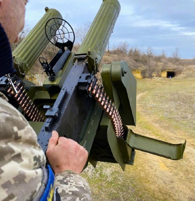 甚至把二战结束后库存的m1910水冷式重机枪搬了出来,改装为双联装防空