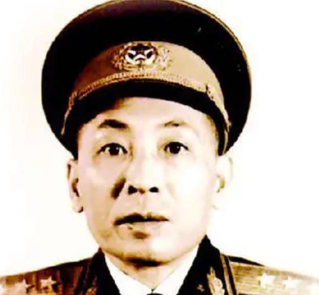 1940年,国军女中尉穿旗袍奔18里找新四军,急告叶飞:要