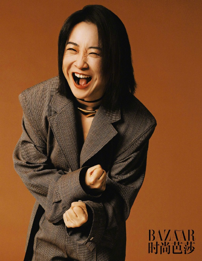 贾玲惊艳大变身,波浪卷发配晚礼服美得不像样,网友直呼认不出来了!