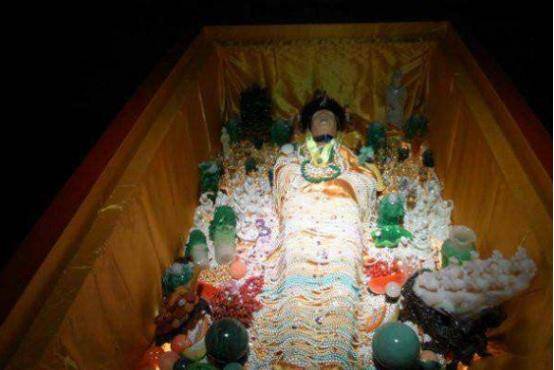 是否也独自在黑暗中闪耀——他们不禁问自己:如果在这坟墓里没有人