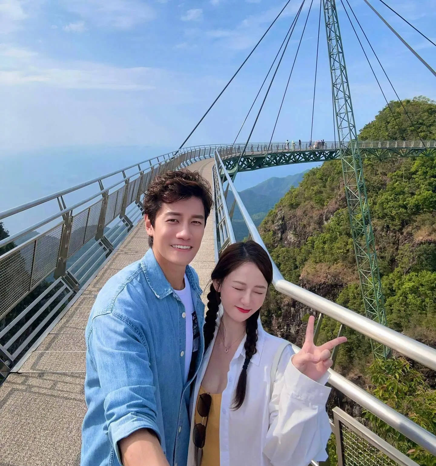 合影,配文"我们定情的地方",陈乔恩也留言笑称"这次没有因为吃东西吃