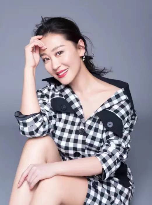 57岁苗圃与女儿同框惊艳,宛如双胞胎姐妹_生活_家人_照片