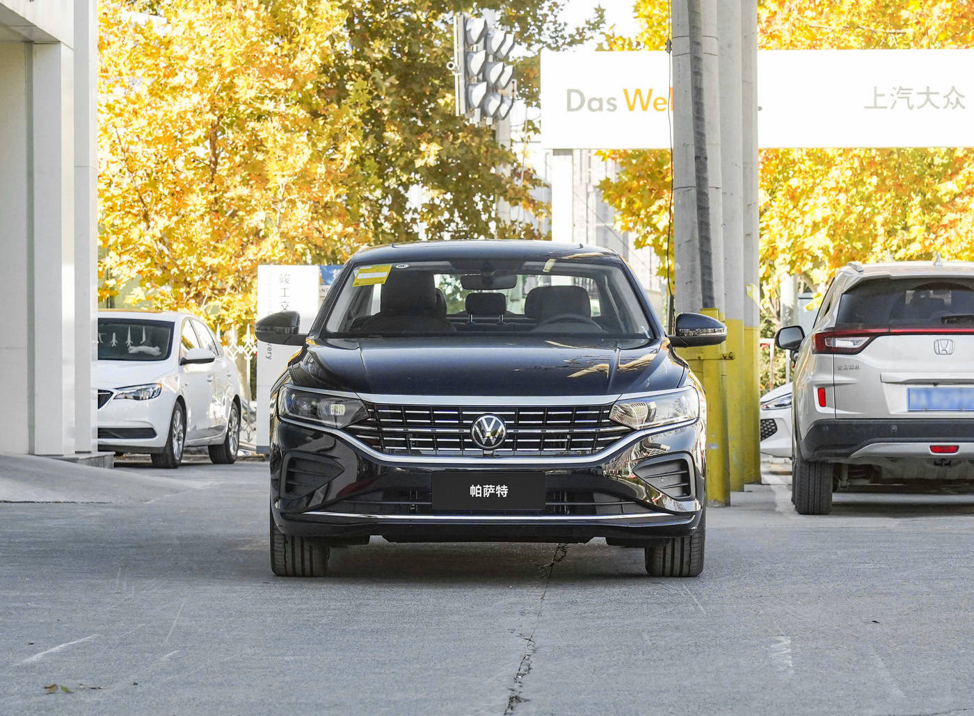 外观方面帕萨特继续沿用了大众最新的家族式设计语言,前脸部分采用了
