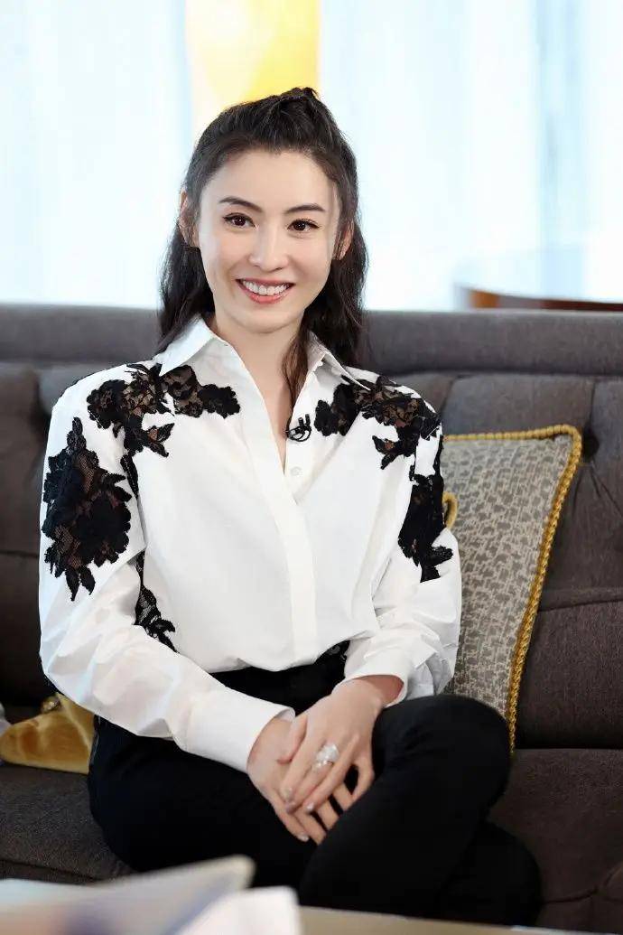 张柏芝腹部隆起疑有孕,曾与谢贤传绯闻,日本被偶遇四胎生父难道是他?