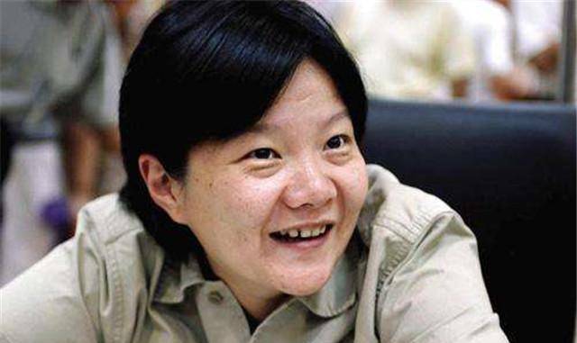 但是洪晃一直心随我动,追寻自己想要的,也许,这显赫的家世就是她我行