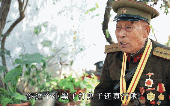 山东96岁老翁收藏2支枪,70多年不上交,知其身份后大家肃然起敬!