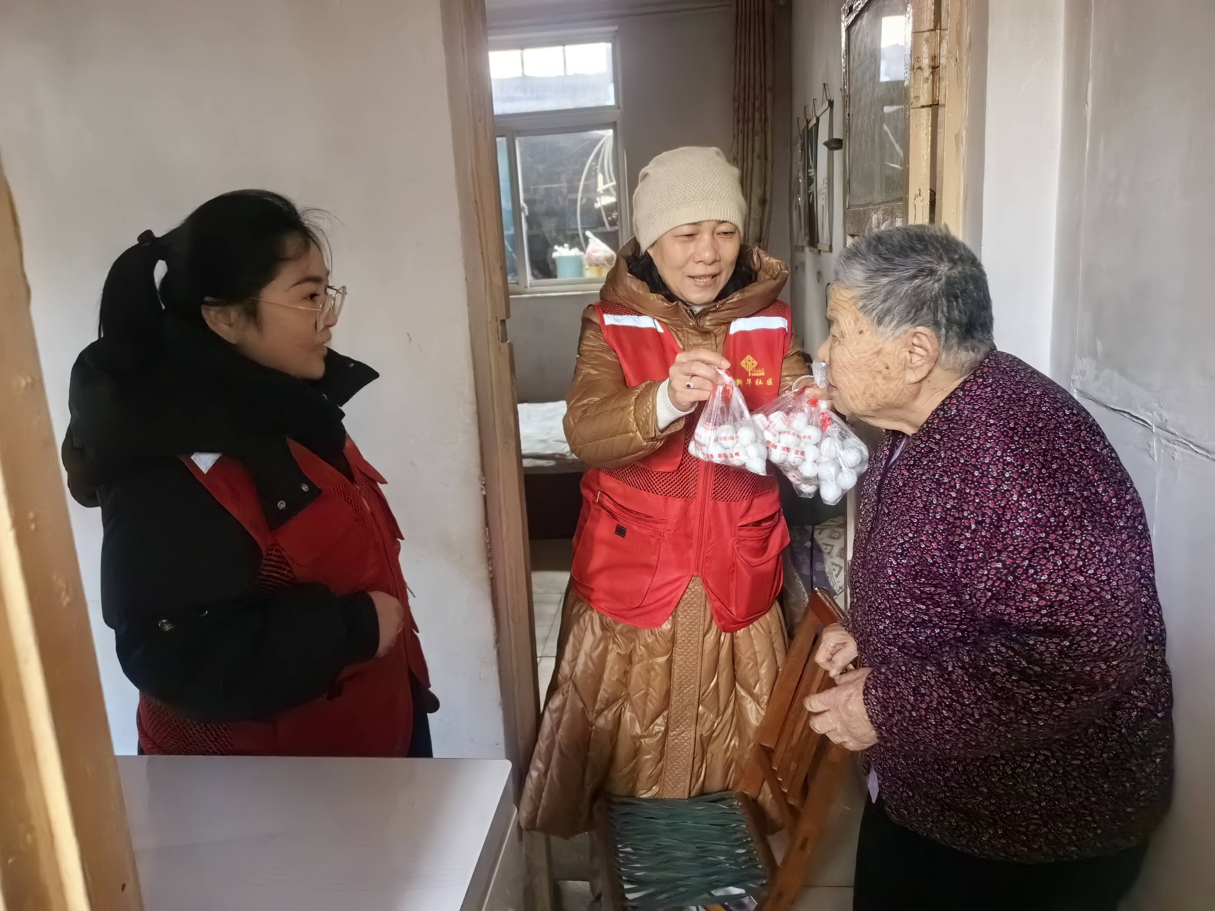 元宵佳节送汤圆 真情温暖老人心 ——东关街道新华社区开展送汤圆活动