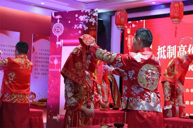 在中国的许多地区,彩礼是结婚传统中不可或缺的一部分.