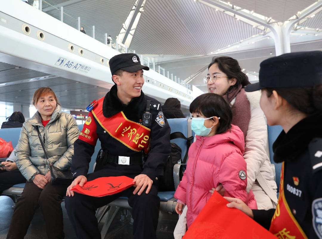 《金色旅途》 深圳铁路公安处 张卫星 摄2月16日,返程客流高峰,襄阳