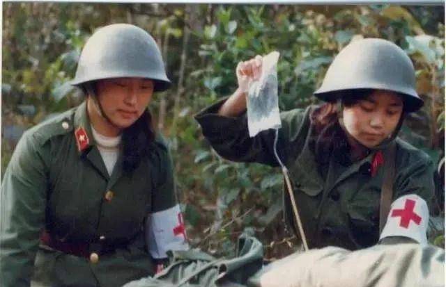1986年老山战场照《死吻》:那名救护队女战士张茹,后来怎样了_越南_赵