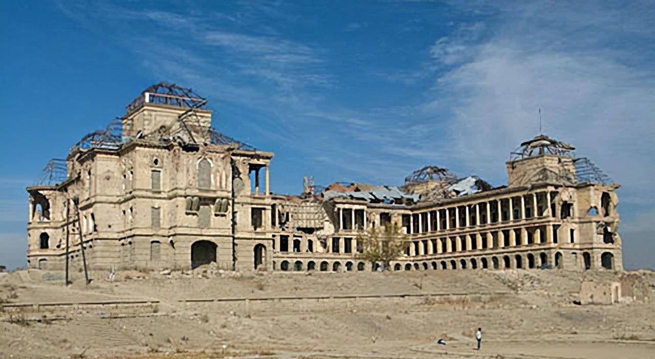 79年阿富汗总统阿明遭斩首,4妻24子女灭口,唯有一个女儿受轻伤_塔拉基