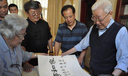 他是山东省原副省长,十三大当选中顾委委员,退休后捐献一所小学_社会