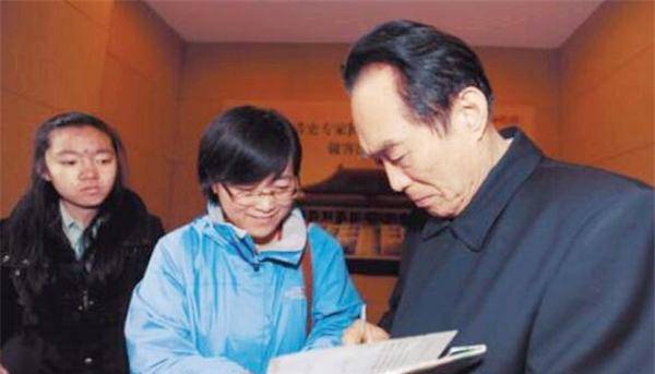 70岁阎崇年称满清入关为民族融合,却遭小伙掌掴,小伙:拒绝道歉_黄海