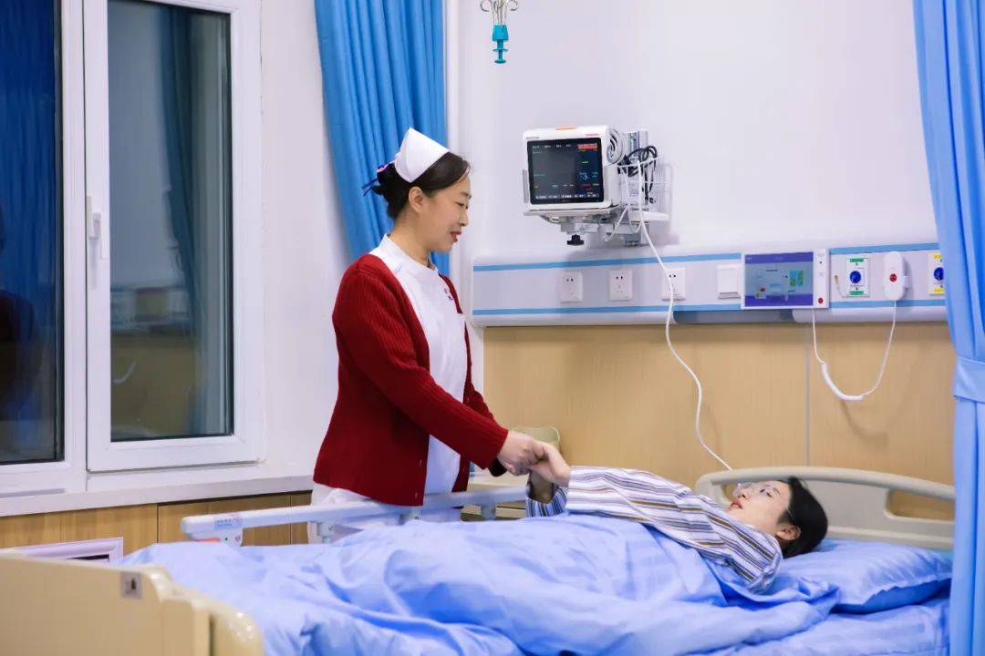心电监护仪及嵌入式床头卡阜新矿总医院还在智慧病房场景导入了床旁
