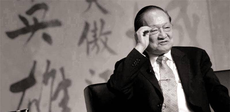 此女父亲是军内高层,兄长是风流才子,表弟是金庸,丈