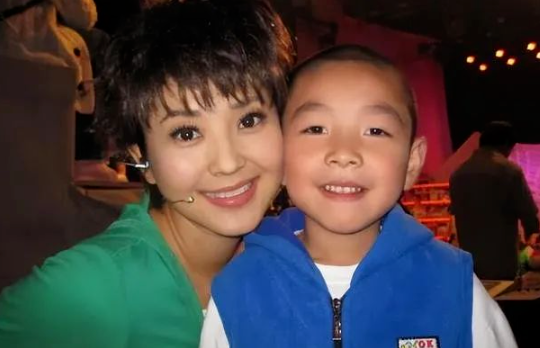 央视主持人方琼原来不姓方,和大8岁领导闪婚生子,她过得幸福吗?