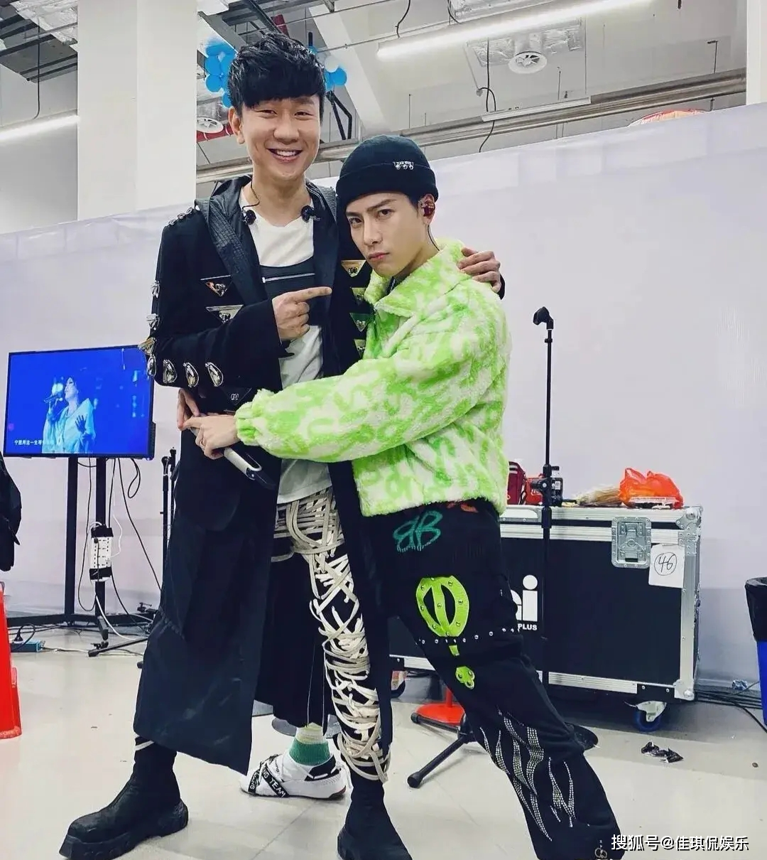 林俊杰晒与王嘉尔的元宵合照,一起嘟嘴卖萌,都有点嗑你俩了!