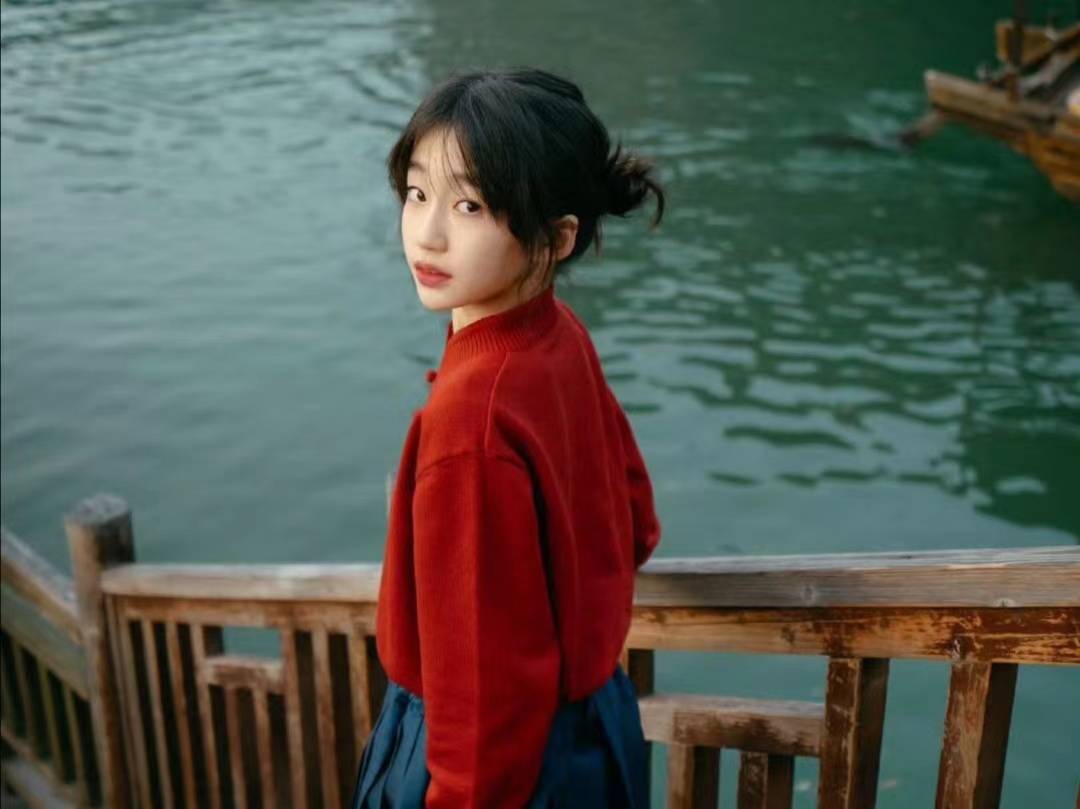 在情景喜剧《米小圈上学记》中,陈芷琰饰演爱管闲