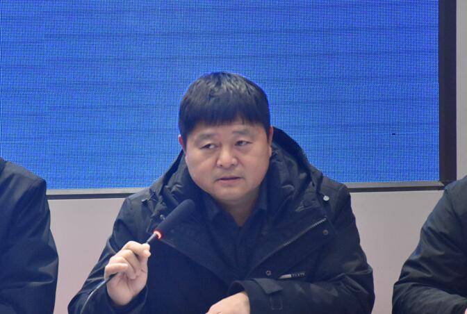 副校长郭国民带领大家进行师风师德学习,引导老师们坚