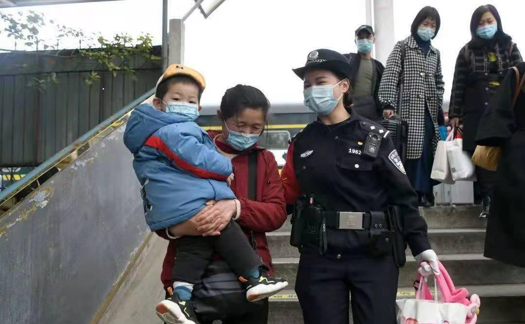 如今成一名警察,见昔日救自己的武警热泪相拥_江珊_王明华_奶奶