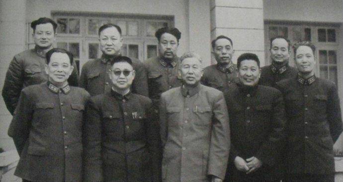 《跨过鸭绿江》剧中戴墨镜的将军是谁?