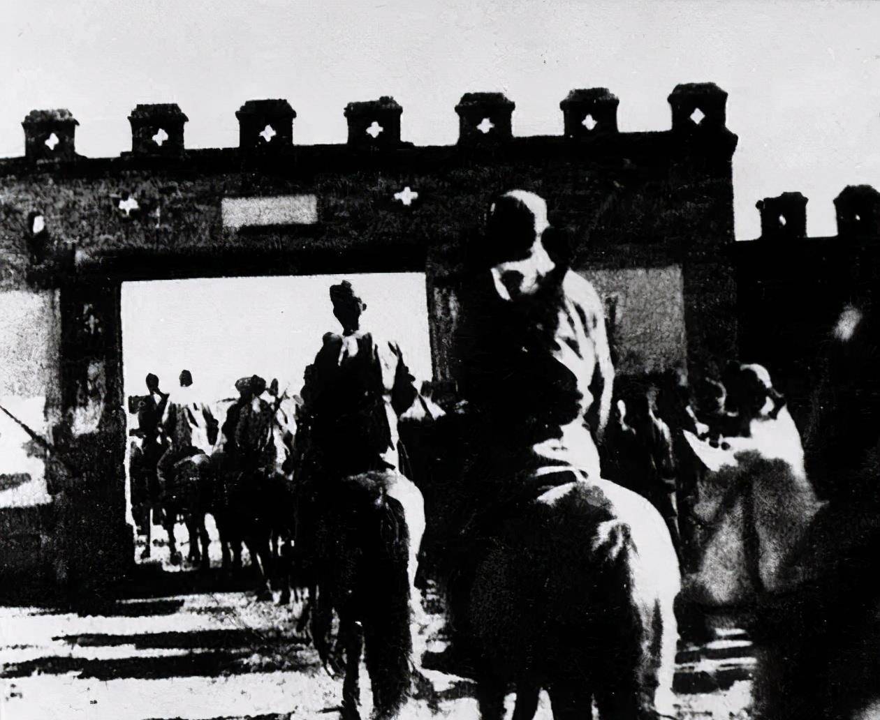 行刑前,吉鸿昌朝刽子手喝到:我死了也不能倒下,给我拿把椅子来_抗日