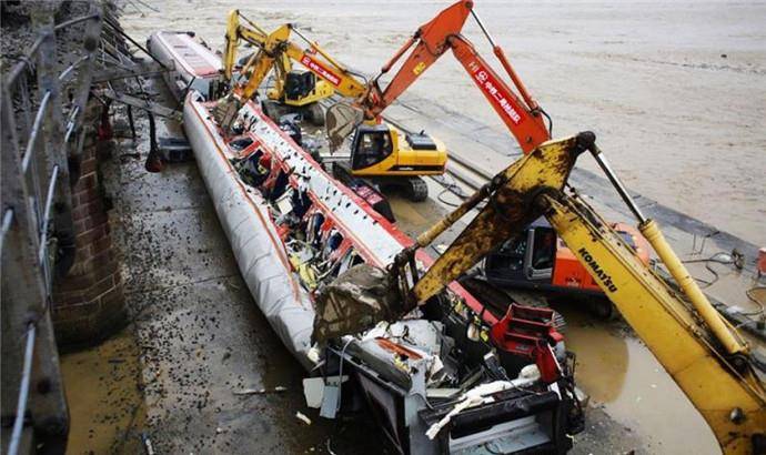 2010年广汉市突发洪水,火车悬挂断桥上,坠河前上千人全部生还_节车厢