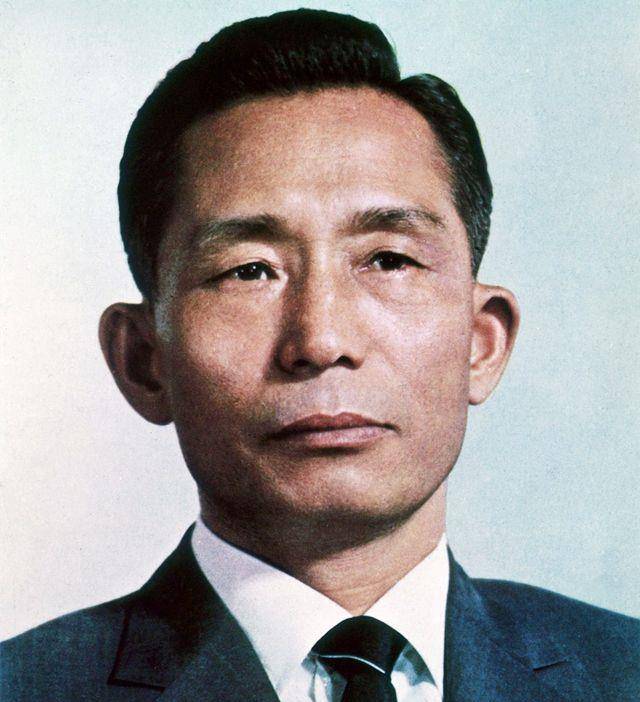 1979年10月26日全斗焕篡权纪实:判死刑,改无期,被特赦_朴正熙_金载圭