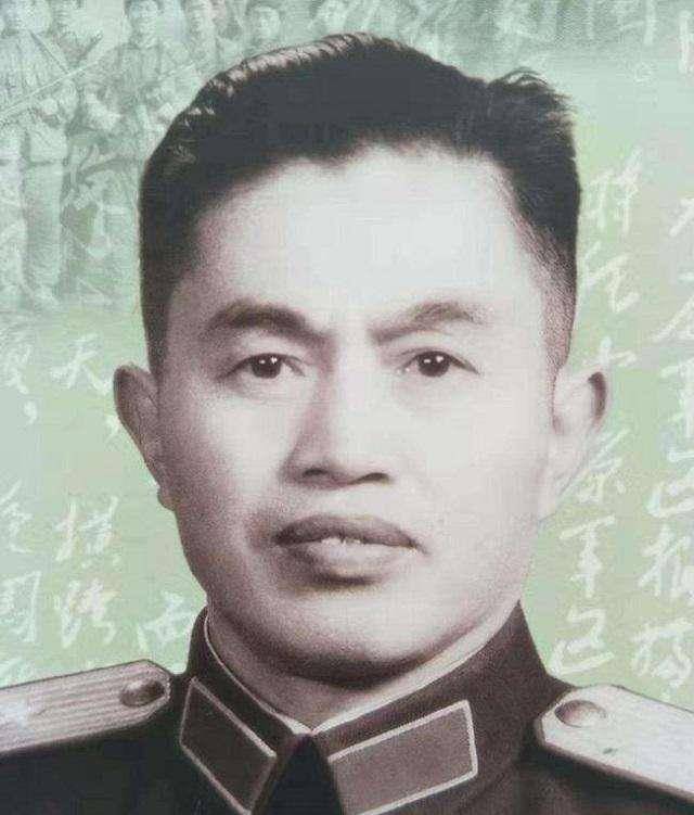 皮定均追悼会,一老兵在遗像前长跪不起:老军长,张