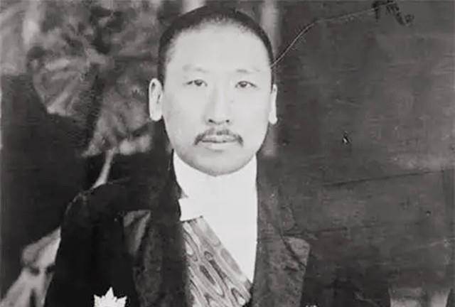 解放前夕:皇叔在小市摆地摊,买点杂合面,回家做"疙
