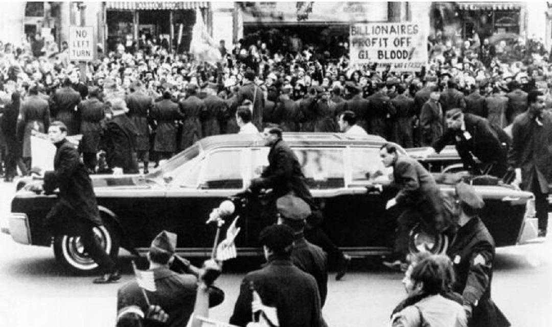 肯尼迪遇刺:1963年他在街道被一枪爆头,妻子爬起去捡丈夫头盖骨_美国