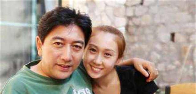 妻子瘫痪,水均益另娶他人,获女儿支持,同时照顾残疾大哥近20年_王君