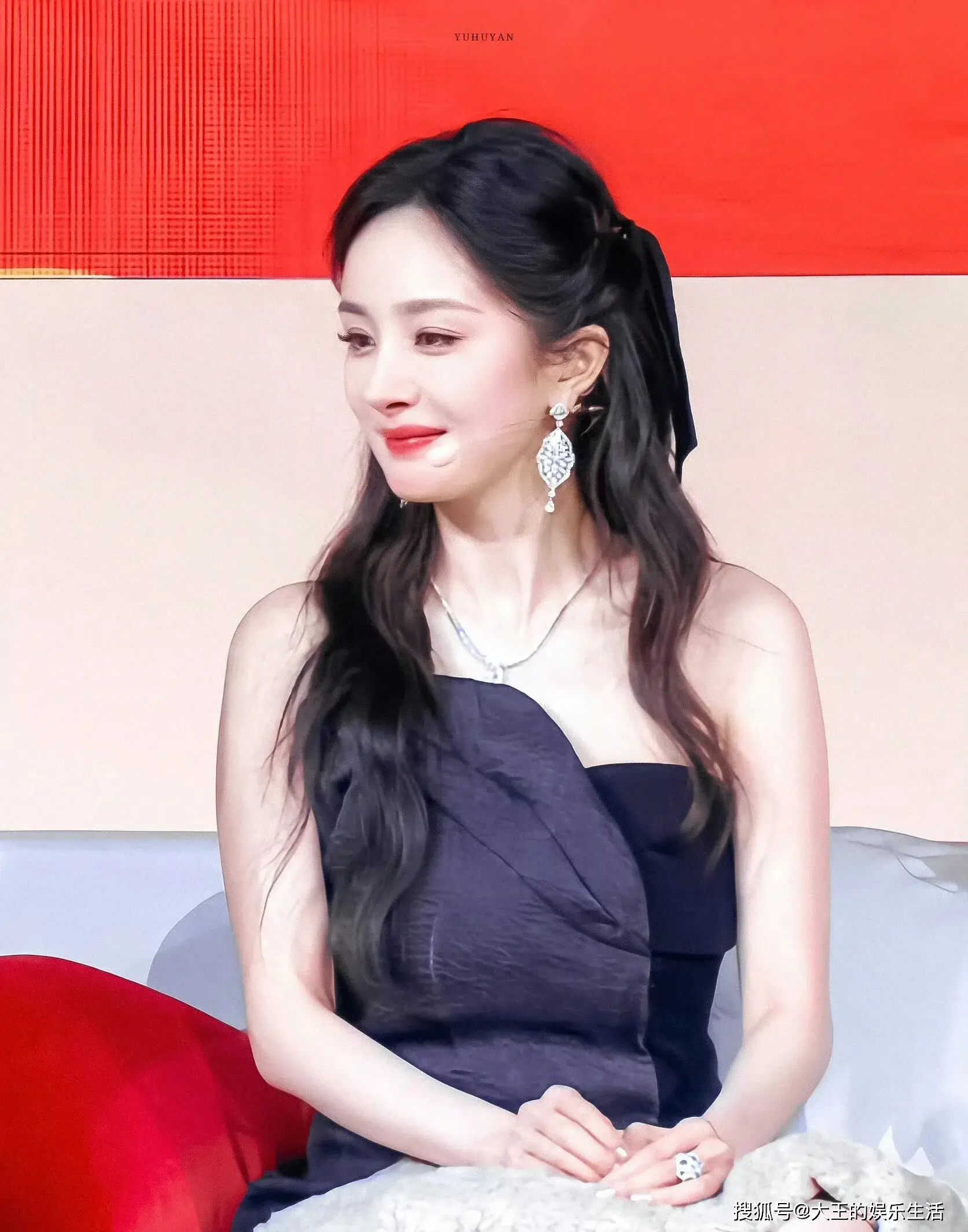 杨幂穿高定打游戏,别人都是穿去走红毯,她直接穿着打游戏,好牛_电竞